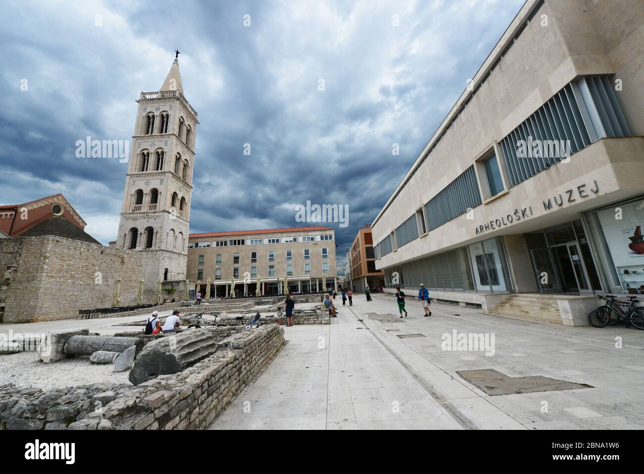 Die Kirche des heiligen Donatus und der Glockenturm der Kathedrale der heiligen Anastasia im Zentrum der alten Zadar, Kroatien. Stockfoto