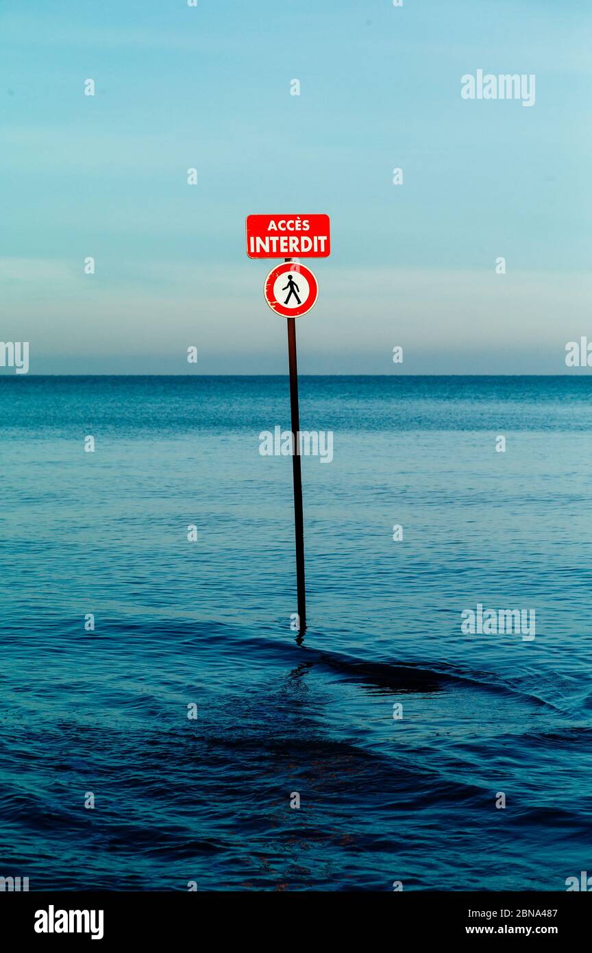 DEAUVILLE, FRANKREICH - 01. Dez 2019: Zugang verboten Zeichen im Meer / Panneau Acces interdit dans la mer. Stockfoto