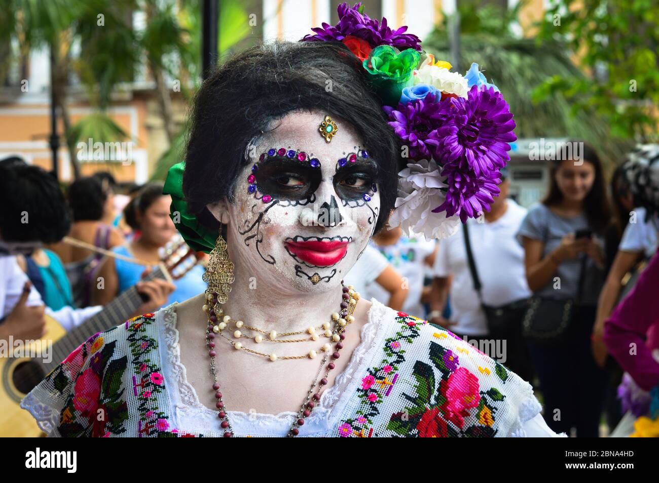 Junge mexikanische Frau, Straßenkünstlerin, gekleidet als Catrina für den Tag der Toten in Merida, Yucatan, Mexiko. Stockfoto