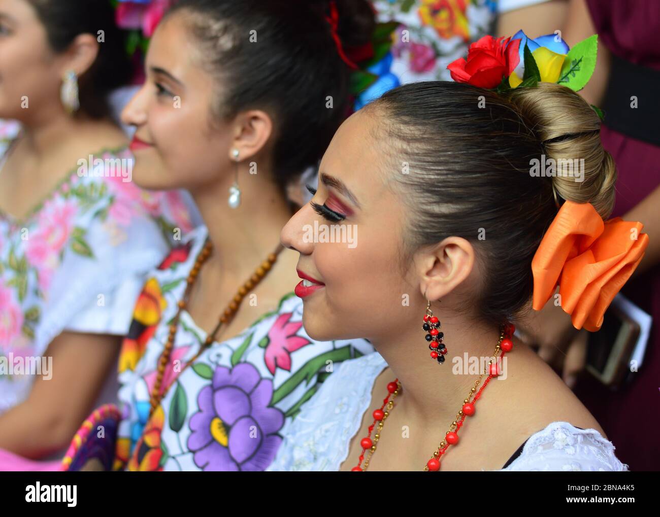 Mexikanische Frauen mit traditioneller Maya-Kleidung während des Tages der Totenfeier in Merida, Yucatan, Mexiko. Stockfoto