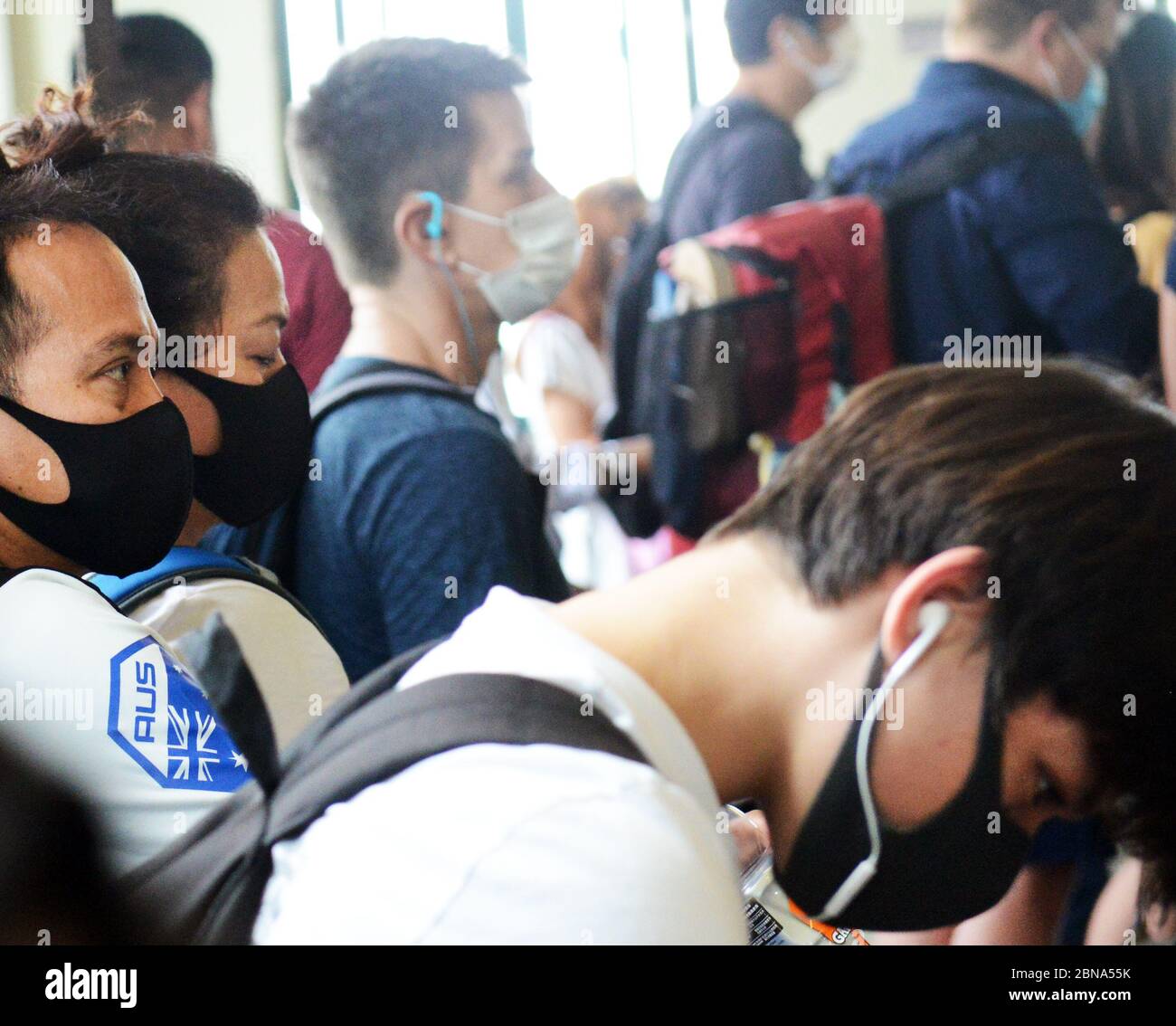 Hongkongers trägt chirurgische Masken während der Covid-19 Pandemie. Stockfoto