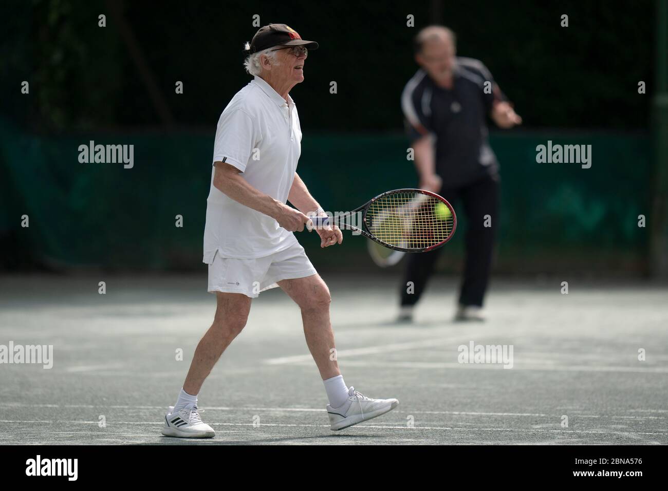 Manchester. Mai 2020. Die Leute spielen Tennis im Northern Lawn Tennis Club, da die Mitglieder der Öffentlichkeit am 13. Mai 2020 in Manchester, Großbritannien, unter sozialen Bedingungen wieder Sport treiben dürfen. Die Menschen können draußen so oft jeden Tag trainieren, wie sie wollen, ab Mittwoch statt nur einmal am Tag, nach der britischen Regierung. Kredit: Jon Super/Xinhua/Alamy Live News Stockfoto