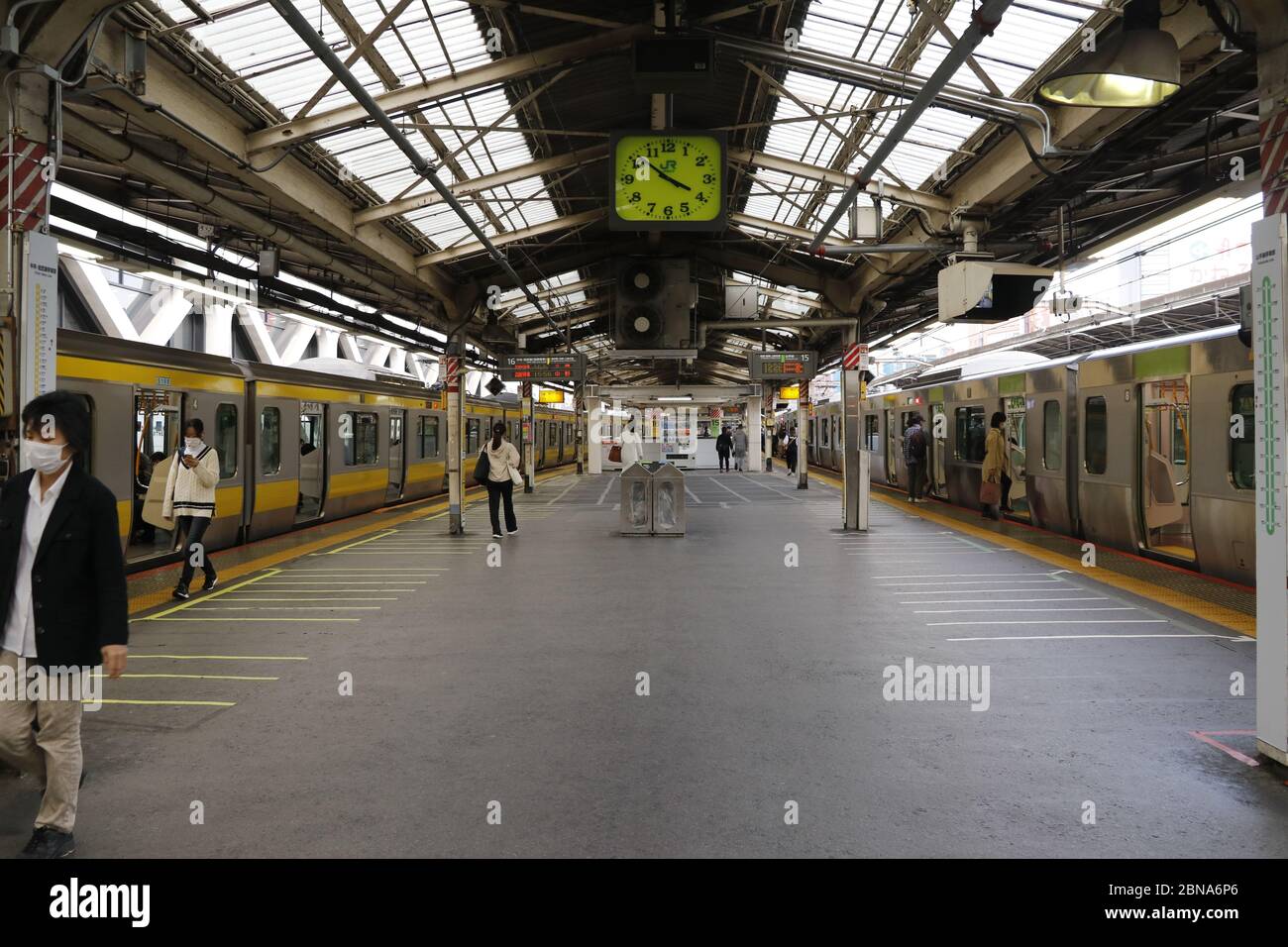 Shinjuku, Tokio die belebteste Station in Japan hat sich in der Goldenen Woche, einem langen Urlaub, ausgedünnt. 26 April 2020. Stockfoto