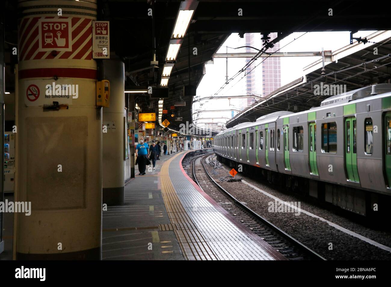 Shinjuku, Tokio die belebteste Station in Japan hat sich in der Goldenen Woche, einem langen Urlaub, ausgedünnt. 26 April 2020. Stockfoto