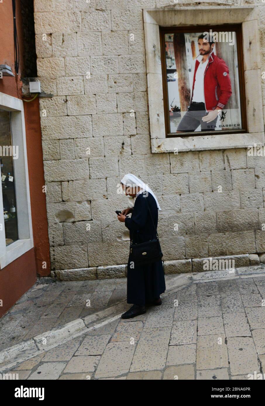 Eine katholische Nonne in der Altstadt von Zadar, Kroatien. Stockfoto