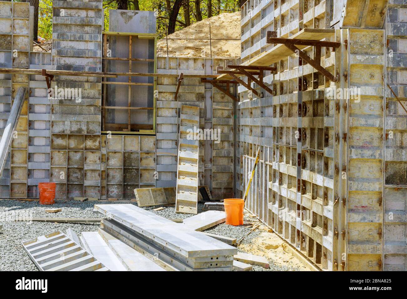 Metallschalung zum Ausgießen von Betonfundamenten modern für den industriellen Neubau Stockfoto