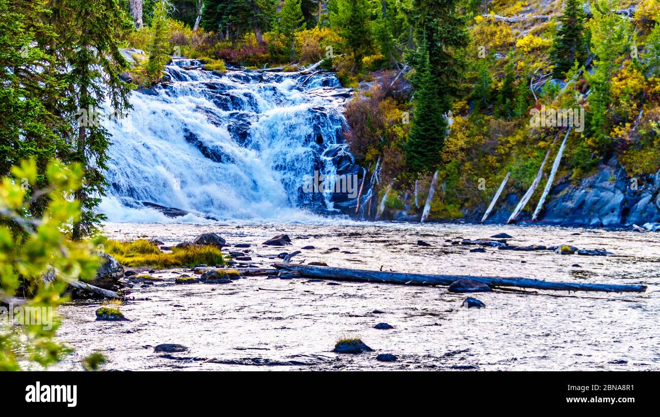 Lewis Falls im Lewis River an der Kreuzung mit Highway 287 in Yellowstone National Park, Wyoming, Vereinigte Staaten Stockfoto