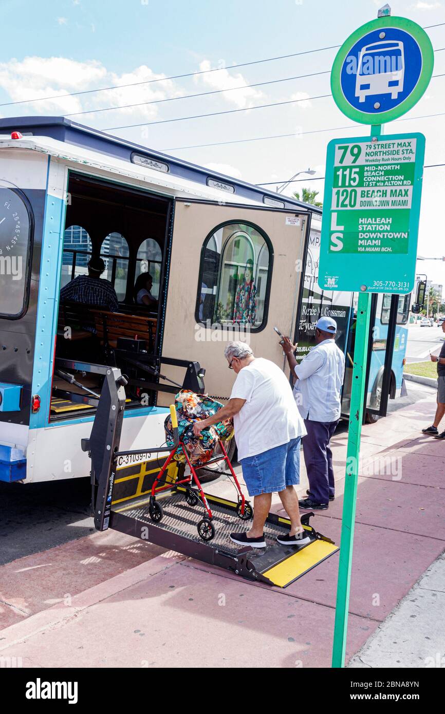Miami Beach Florida, öffentlicher Nahverkehr, kostenloser Trolley-Bus, Haltestelle, Rampenlift für Behinderte, Frau, ADA-Zugang, Schwarz, Mann, Frau, Fahrer, Senioren-Mobil Stockfoto