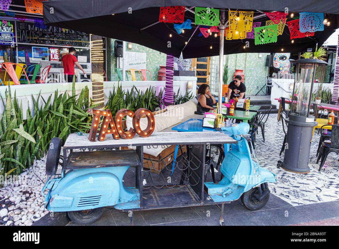 Miami Beach Florida, Collins Avenue, Taco Taco, Restaurant, Vordereingang, Tische im Freien, Abendessen, mexikanische Küche, Dekor, FL200217010 Stockfoto