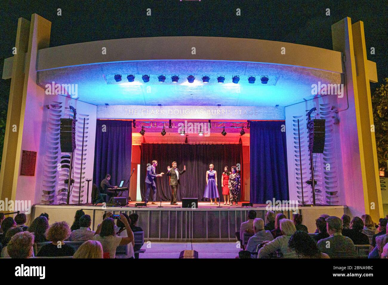 Miami Beach Florida, North Beach Band Shell Publikum, Nacht, kostenlose Opernaufführung, Bühne, Sänger, der performt, Mann, Frau, FL200217024 Stockfoto