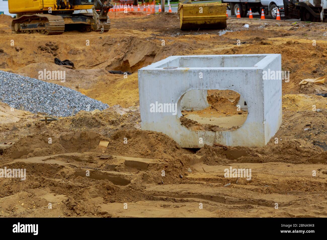 Bau für den Schutz Hochwasser riesigen Block Beton Hauptabwasser für Entwässerung und Wasser unter der Straße zu tragen. Stockfoto