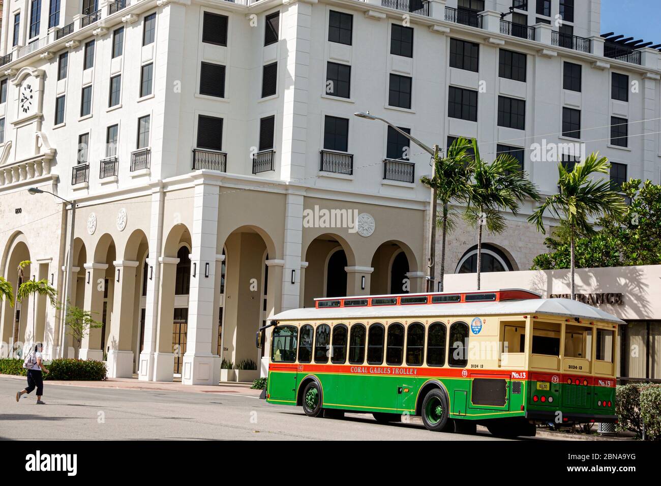 Miami Florida, Coral Gables, Ponce de Leon Boulevard, Trolley, Wohnhaus, Frau Frauen Frau Erwachsene Erwachsene, Fußgängerzone, Straße überqueren, Visito Stockfoto