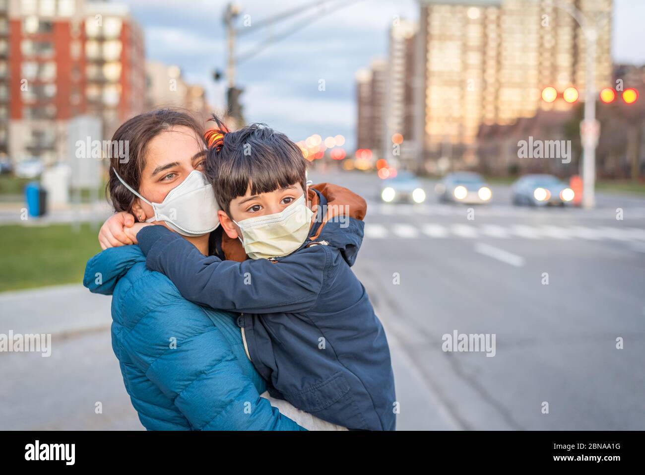 Novel Coronavirus COVID-19 verändert unser Leben in der Gesellschaft, Mutter und Sohn gehen auf den Boden mit Gesichtsmaske zu spielen Stockfoto