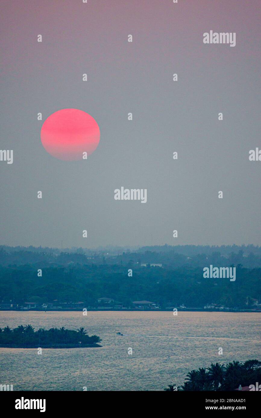 Miami Beach, Florida, North Beach, Biscayne Bay, Sonnenuntergang, Wolken, Nebel, FL200415020 Stockfoto
