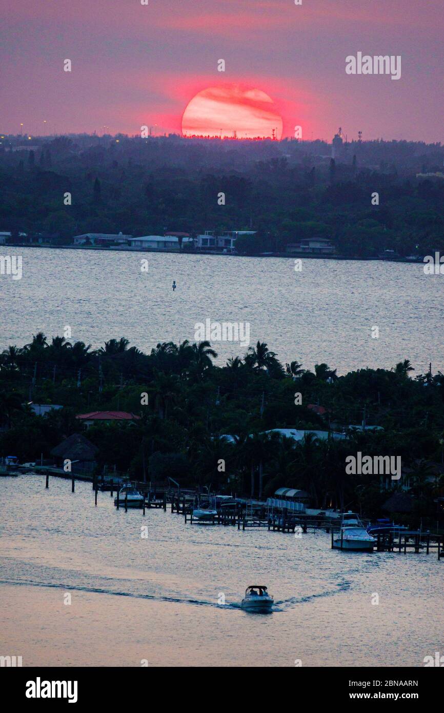Miami Beach Florida, North Beach, Biscayne Bay Wasser, Sonnenuntergangswolken, Besucher reisen Reise Reise touristischer Tourismus Wahrzeichen, Kultur kulturelle va Stockfoto
