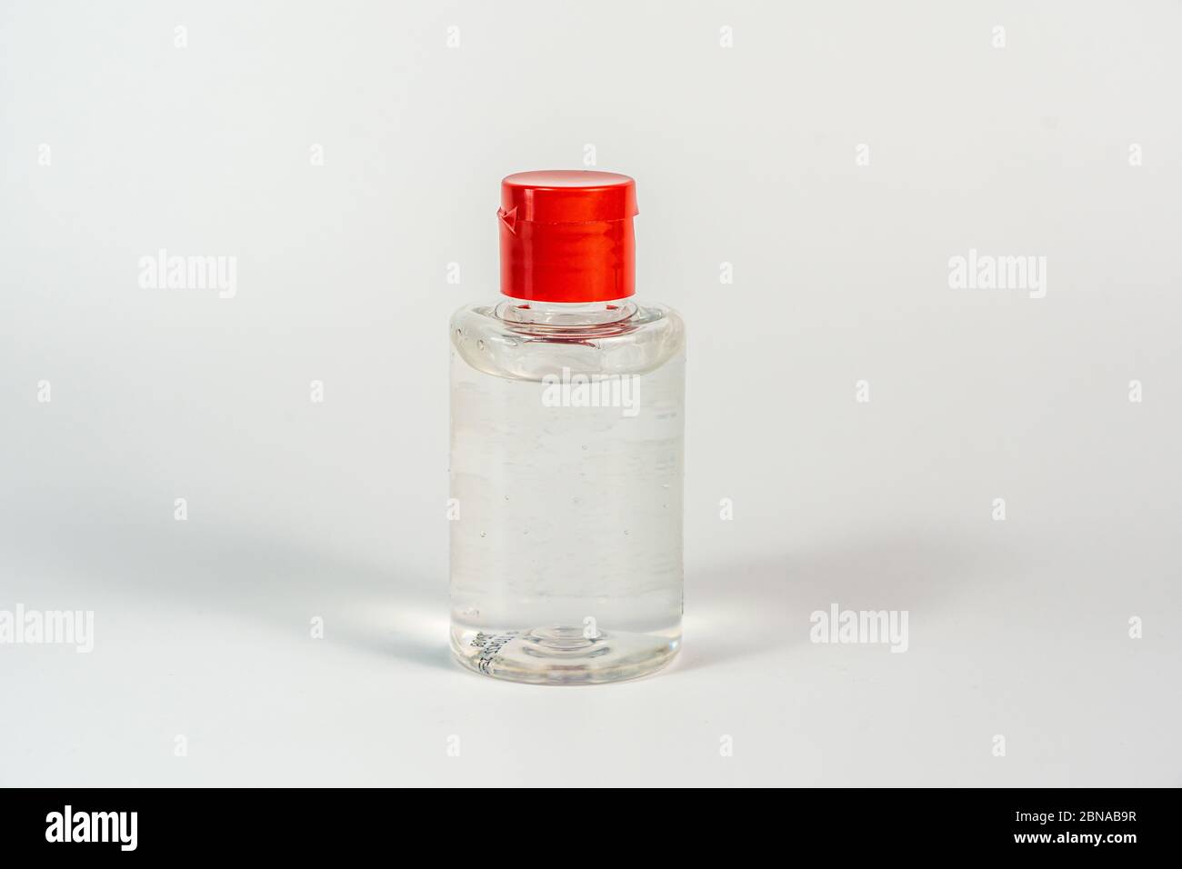 Flasche antimikrobielle Flüssiggel-Desinfektionsmittel auf weißem Hintergrund Stockfoto