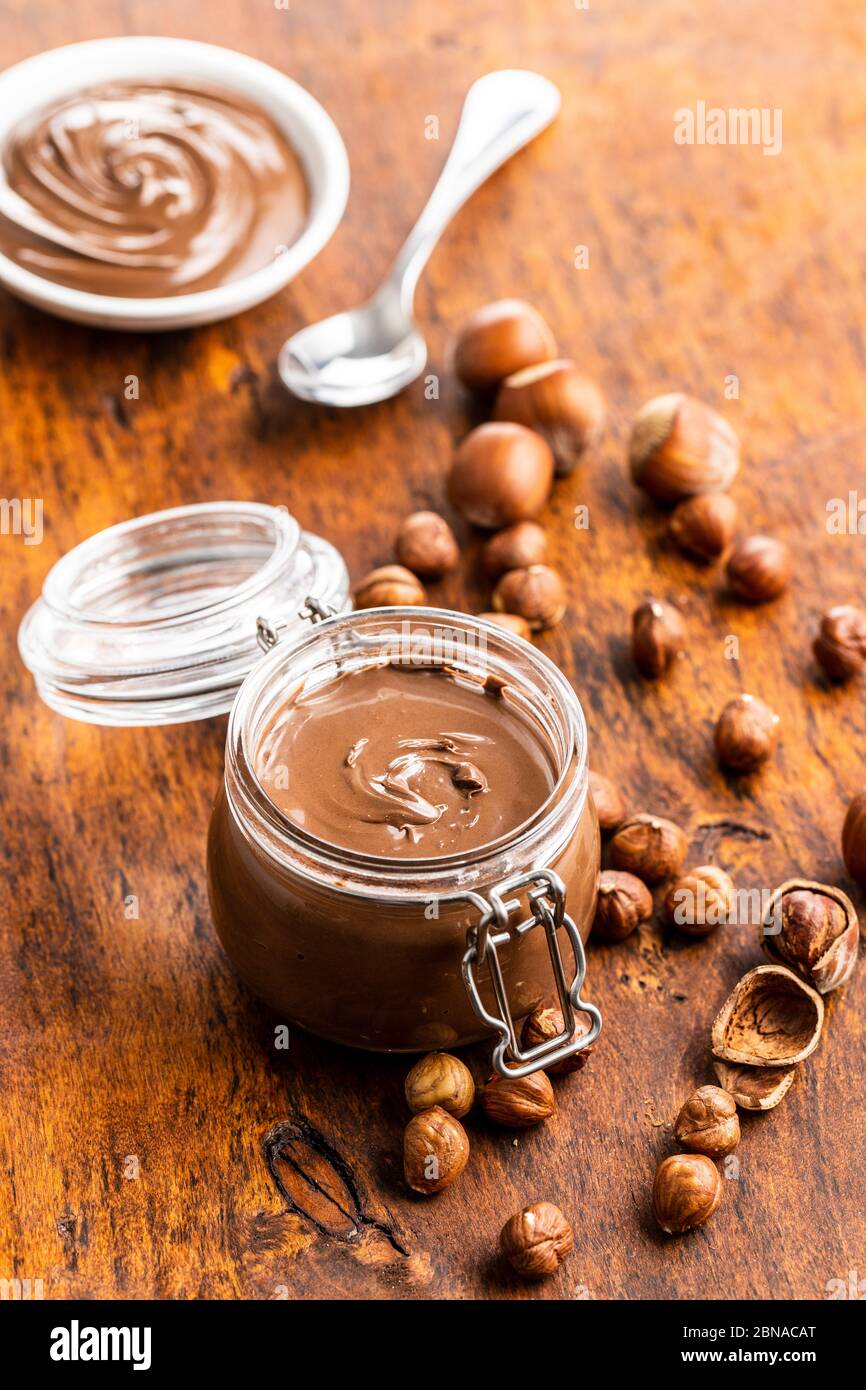 Süße Haselnuss Aufstrich. Schokoladencreme im Glas. Stockfoto