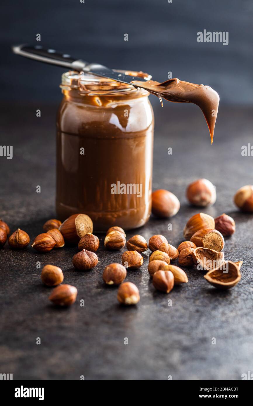 Süße Haselnuss Aufstrich. Schokoladencreme im Glas. Stockfoto