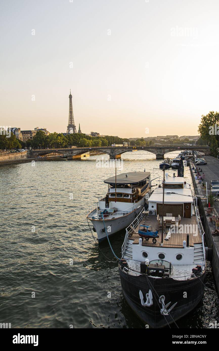 High-Angle-Aufnahme einer angedockten Yacht auf dem Fluss Mit Eiffelturm Hintergrund in Paris Stockfoto