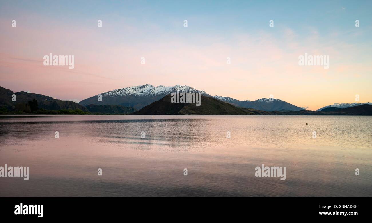 Sonnenaufgang, Morgenstimmung, Wanaka See und schneebedeckte Berge, Glendhu Bay, Otago, Südinsel Stockfoto