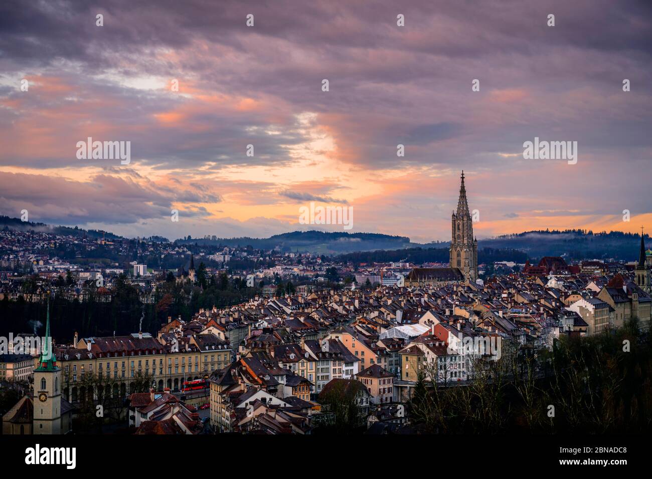 Blick auf die Stadt bei Sonnenaufgang, Blick vom Rosengarten auf die Altstadt, Berner Dom, Nydegg, Bern, Kanton Bern, Schweiz, Europa Stockfoto