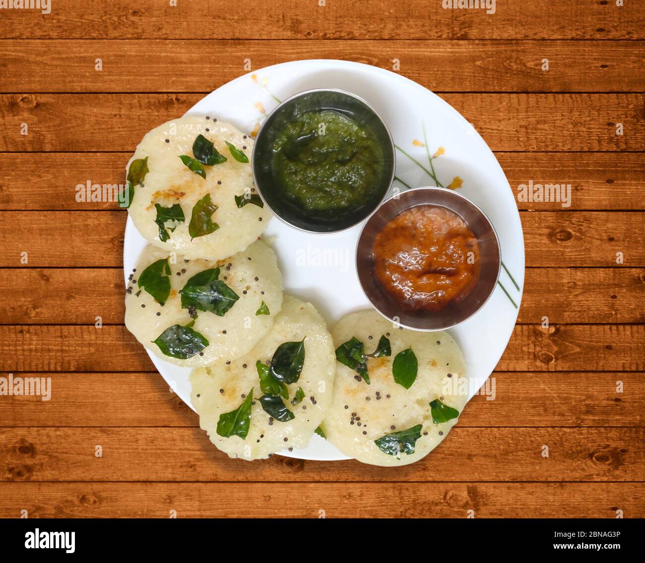 Idli & Sambar auf weißem Teller, südindisches Frühstück Stockfoto