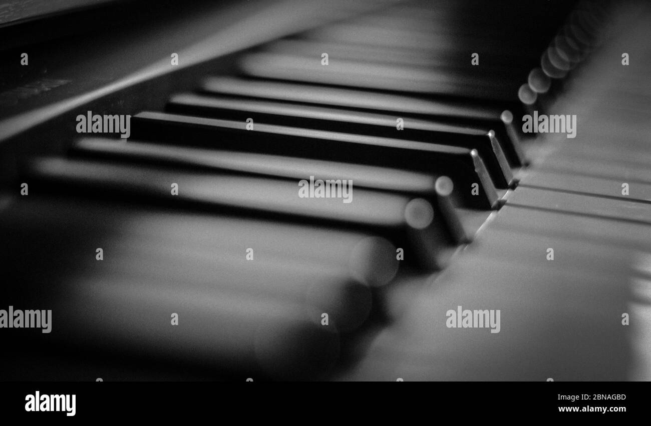 Graustufenaufnahme der Tasten auf einem Klavier Stockfoto