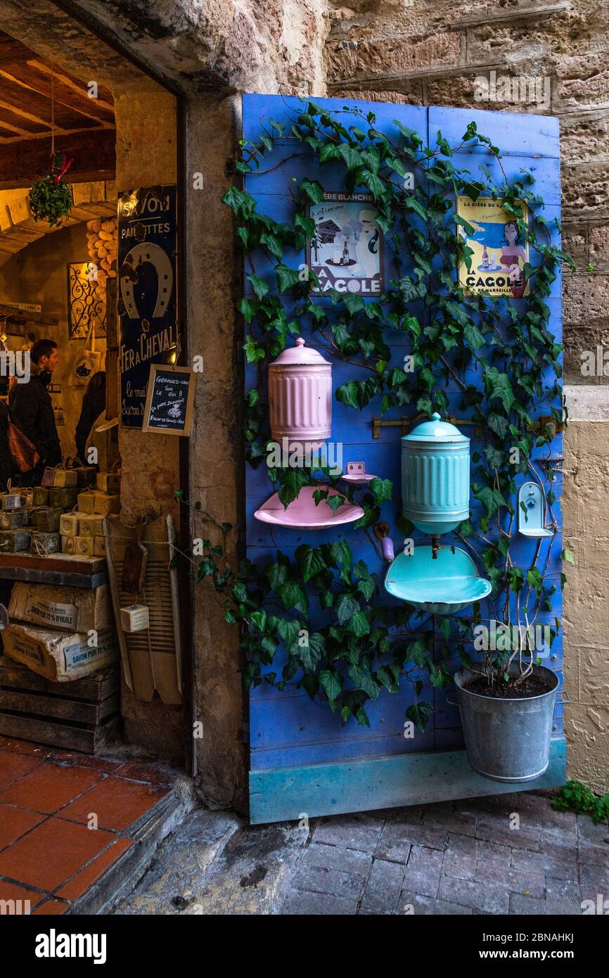 Der farbenfrohe Eingang eines typischen Geschäfts im Viertel Marseille Le Panier. Marseille, Frankreich, Januar 2020 Stockfoto