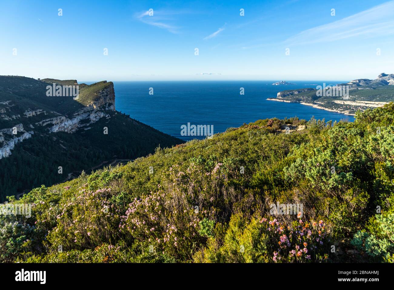 Schöne sonnige Landschaft von Cap Canaille, der höchsten Meeresklippe Frankreichs in der Nähe von Cassis Stockfoto