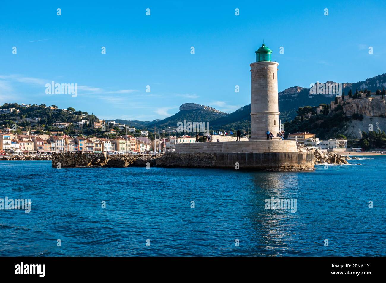Landschaftlich schöner Leuchtturm am Eingang des Cassis Hafens, Frankreich Stockfoto