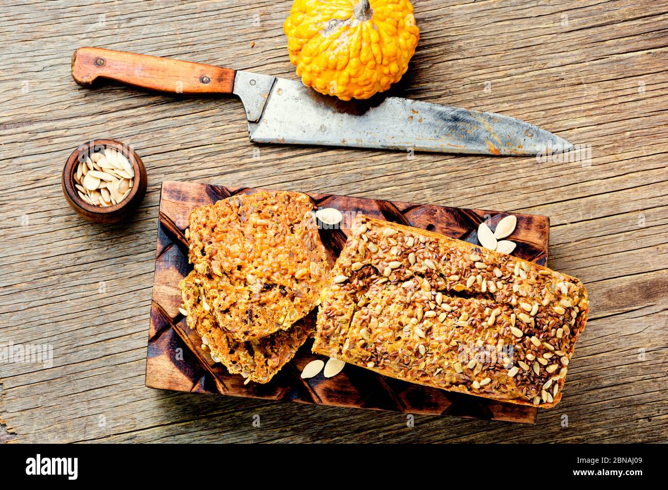 Hausgemachtes Herbstbrot, Kürbisbrot auf Holztisch. Stockfoto