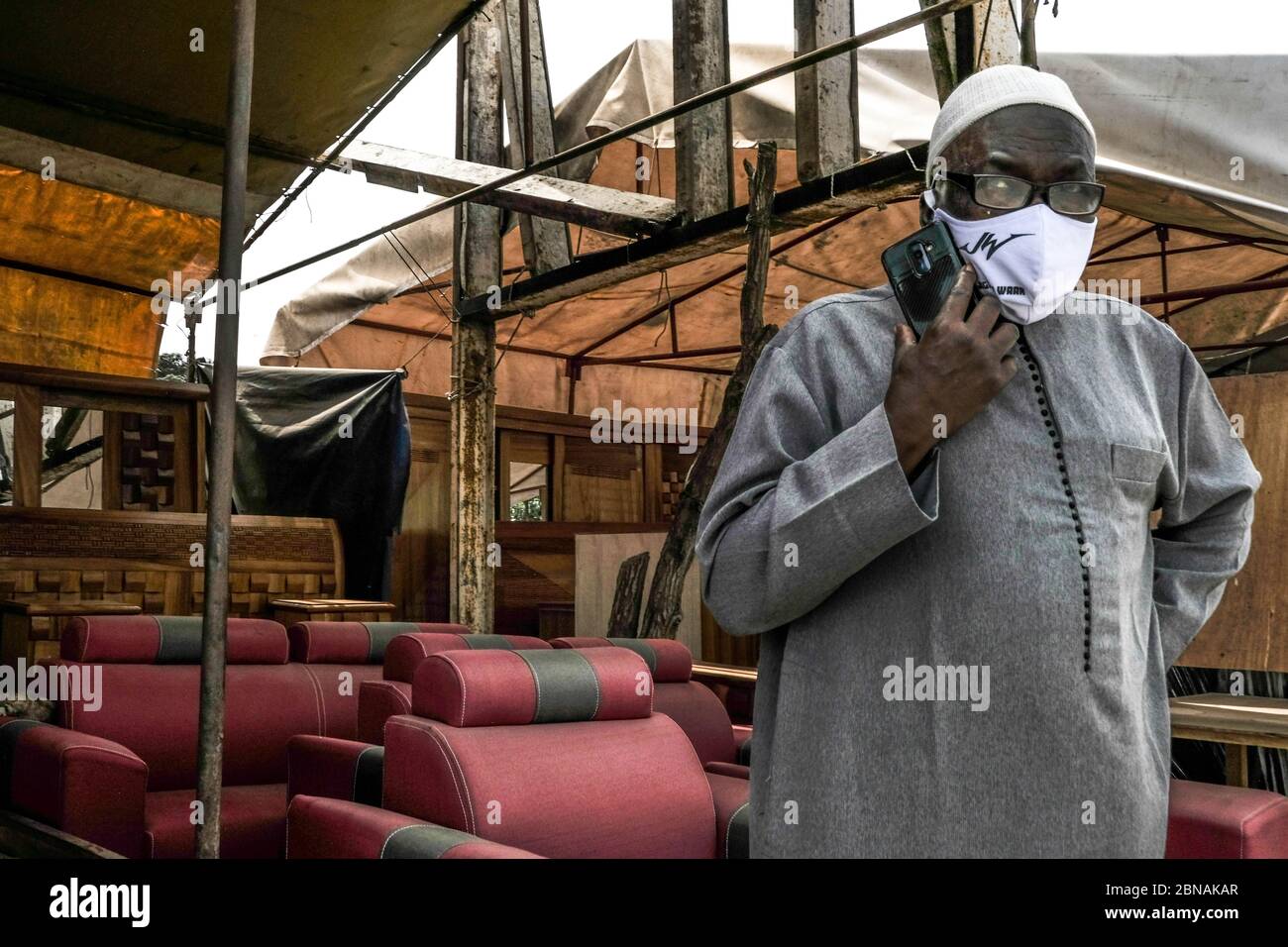 Dakar, Senegal. Mai 2020. Ein Möbelgeschäft Besitzer wartet auf Kunden in Dakar, Senegal, 12. Mai 2020. Senegal hat am Mittwoch 110 neue bestätigte Fälle von COVID-19 gemeldet, was die Gesamtzahl auf 2,105 im Land bringt. Kredit: Eddy Peters/Xinhua/Alamy Live News Stockfoto