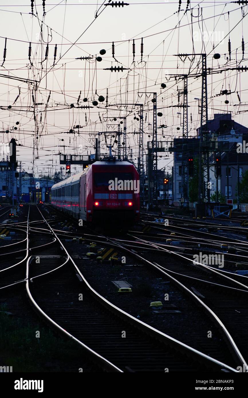 Schöne vertikale Aufnahme der Dämmerung am Hauptbahnhof Stockfoto