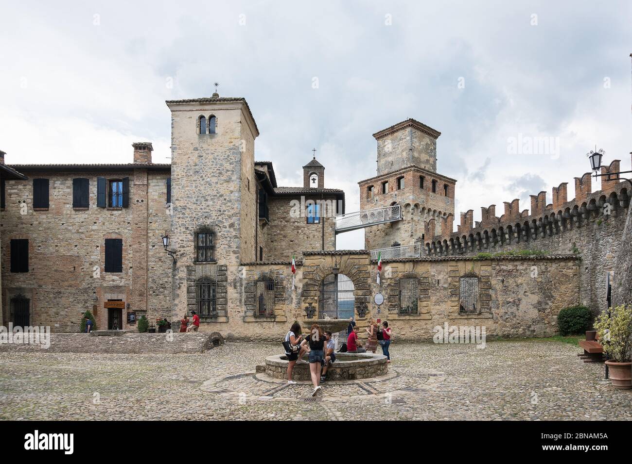 Vigoleno,Italien- 22. Juli 2018:Blick auf den kleinen Platz von Vigoleno, eines der schönsten Dörfer Italiens bei bewölktem Wetter. Stockfoto