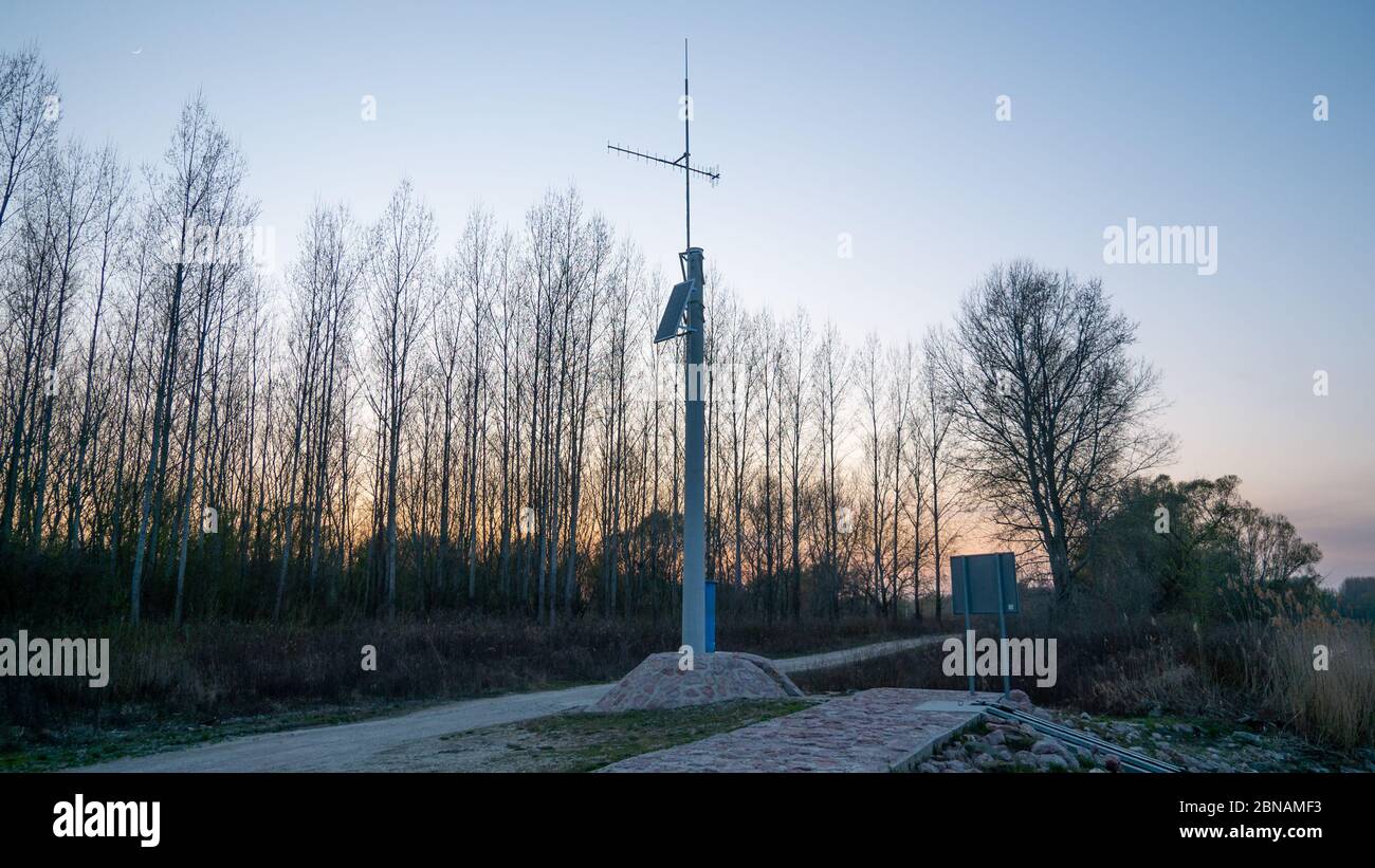 Wasserstegelmesser oder Personalanzeige Wasserzähler, die die Wassermenge im Staudamm anzeigen. Wasserstegmessung. Stockfoto