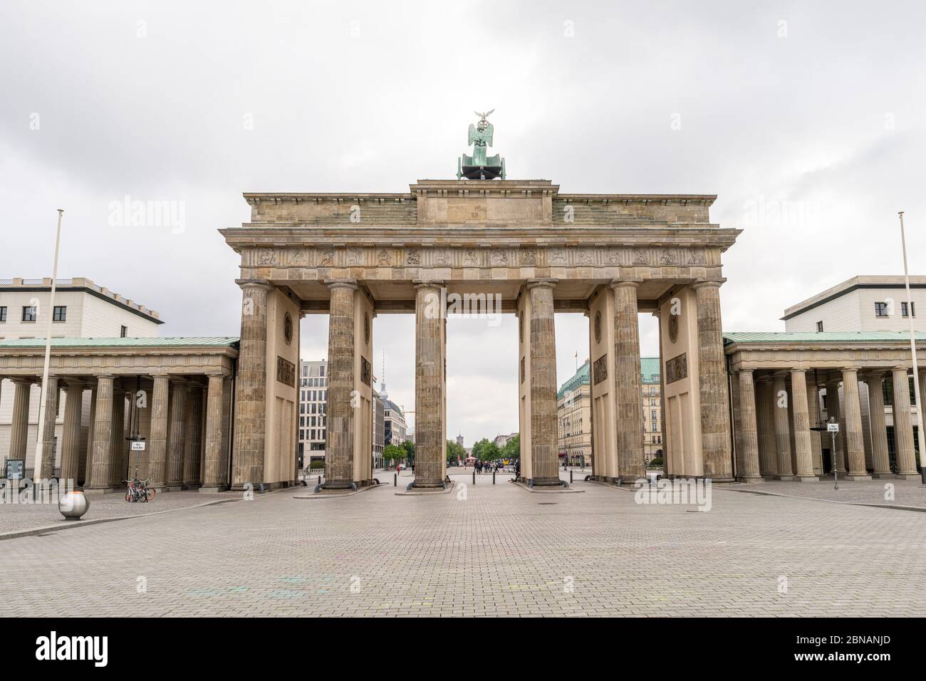 Das historische Brandenburger Tor ist ein Wahrzeichen Berlins, mit dem öffentlichen Raum, der als Platz des 18 bekannt ist. März vor, in Berlin, Deutschland Stockfoto