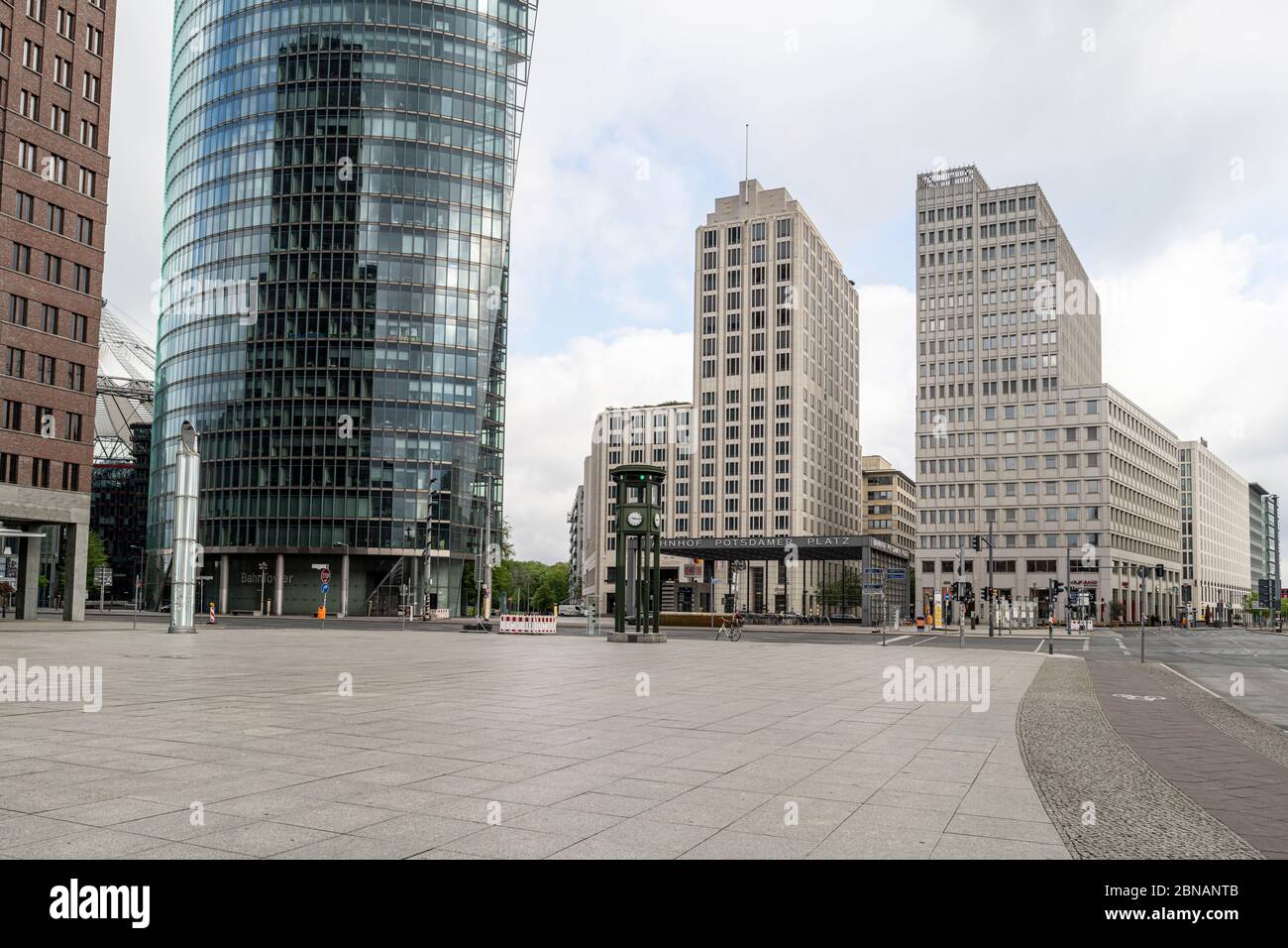 Der Potsdamer Platz beherbergt einen öffentlichen Platz, einen Bahnhof, eine Verkehrsverbindung sowie Büros, Hotels und andere Einrichtungen in Berlin Stockfoto