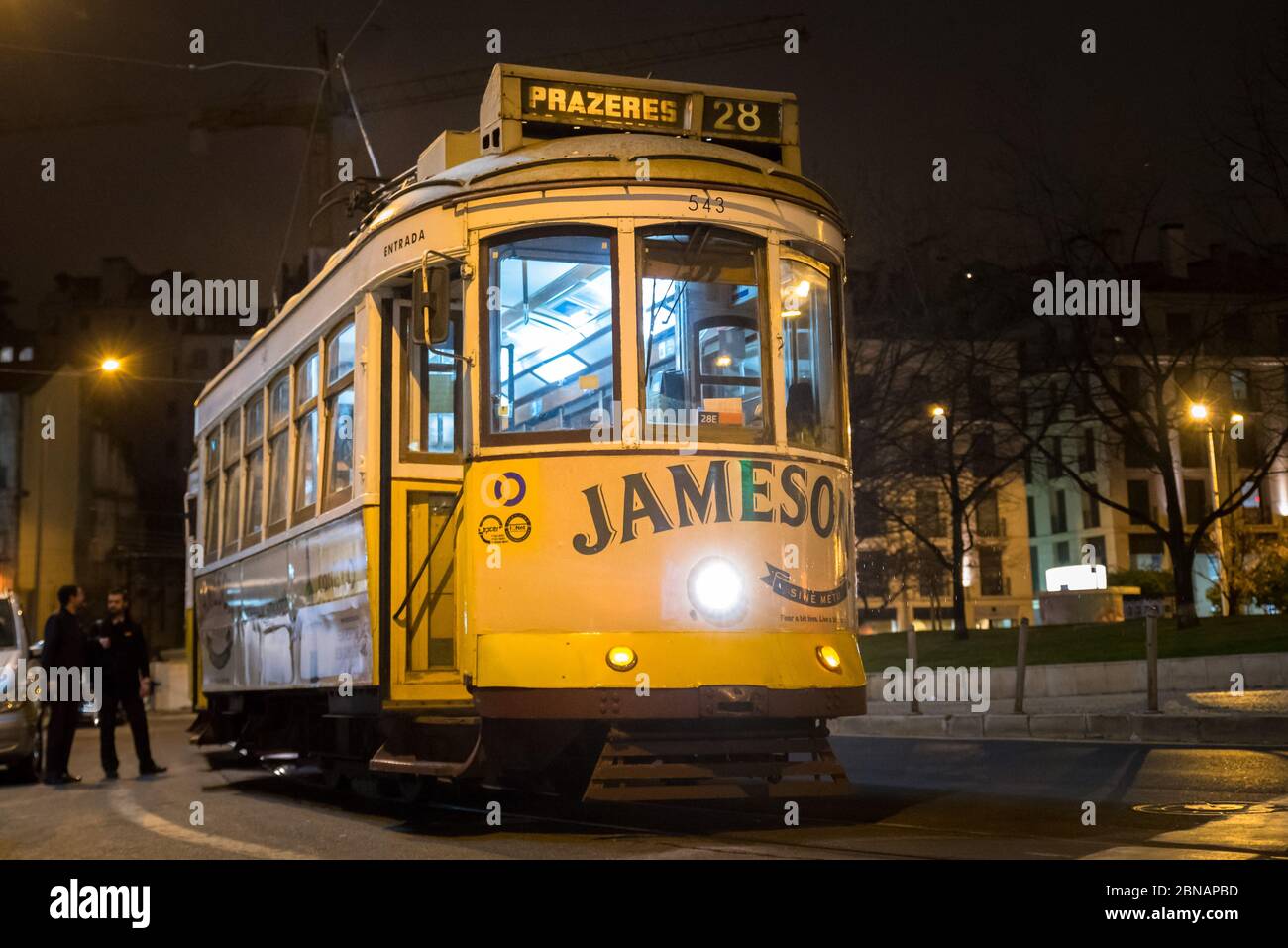 27. Februar 2017. Lissabon, Portugal. Vintage Nacht Straßenbahn im Stadtzentrum von Lissabon, Portugal. Gelbe Straßenbahn von Lissabon Stockfoto