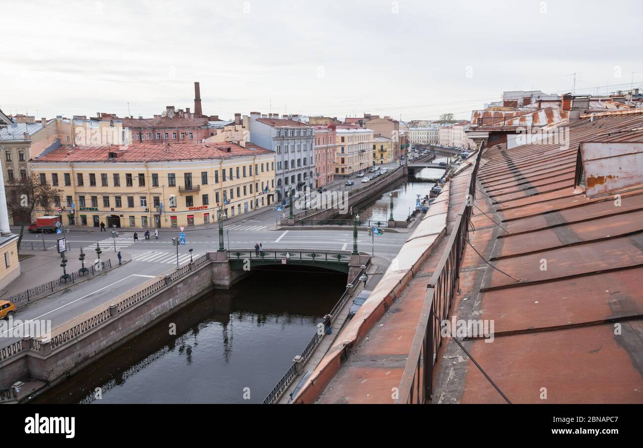 St. Petersburg, Russland - 25. Oktober 2014: Gribojedow-Kanaldamm und Wosnesensky-Brücke, Blick von einem alten Dach in Sankt Petersburg Stockfoto