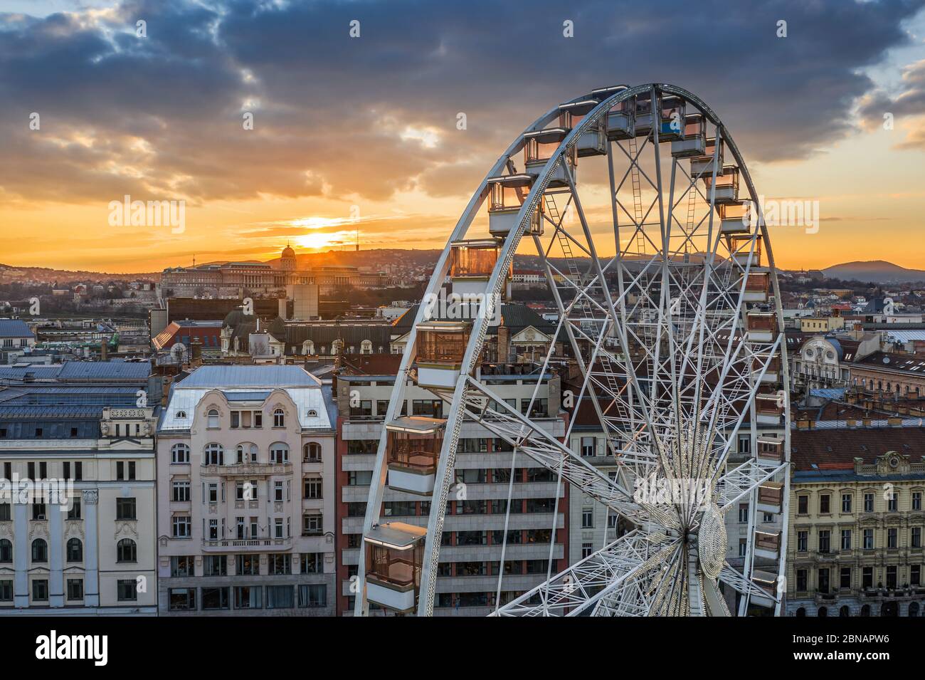 Budapest, Hungary - Luftaufnahme des berühmten Riesenrads von Budapest mit dem Budaer Schloss Königspalast und einem erstaunlichen goldenen Sonnenuntergang und Himmel. Das Rad i Stockfoto