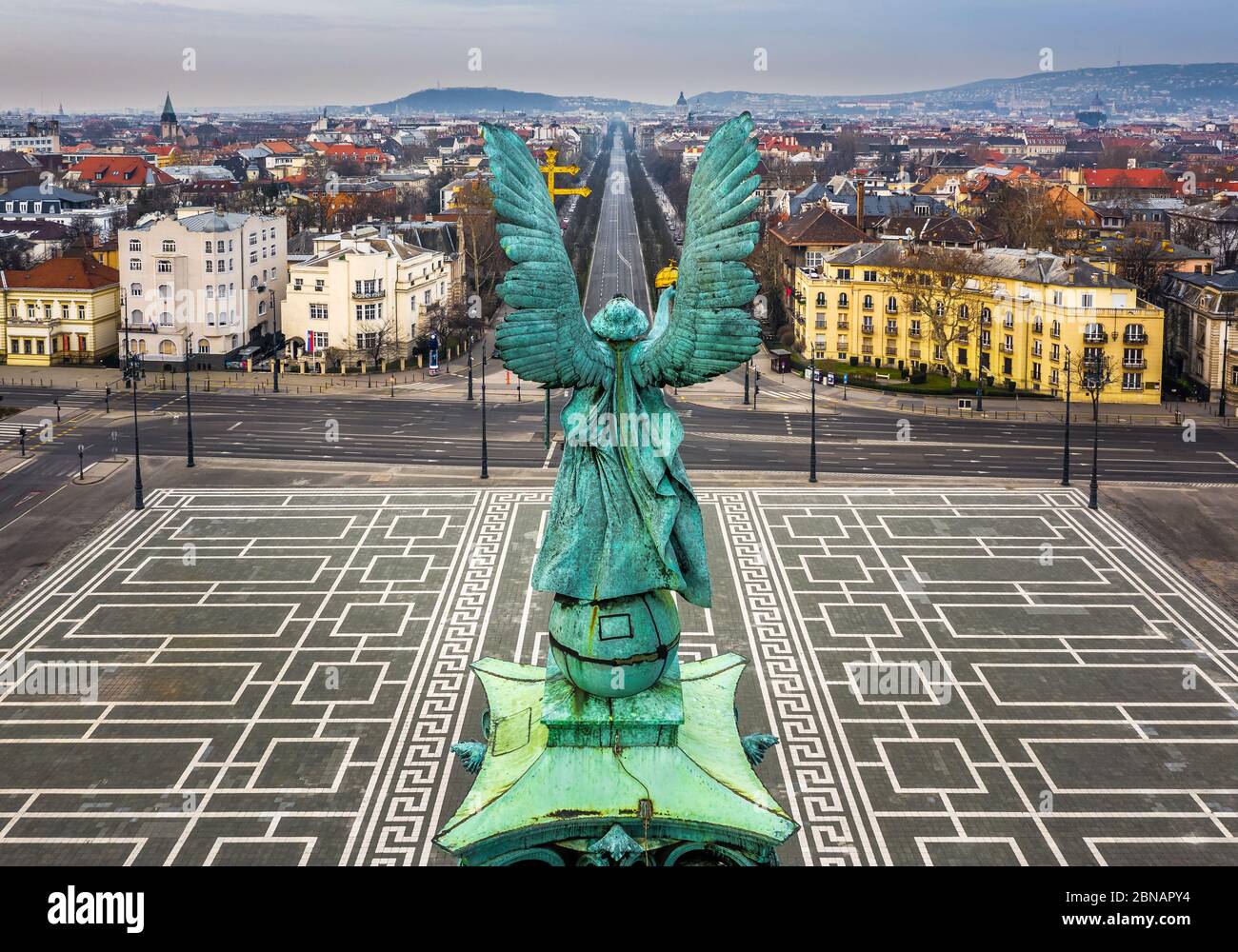 Budapest, Hungary - Luftaufnahme des berühmten Heldenplatzes und der Andrassy Straße an einem bewölkten Frühlingstag. Der Platz und die Straßen sind tota Stockfoto