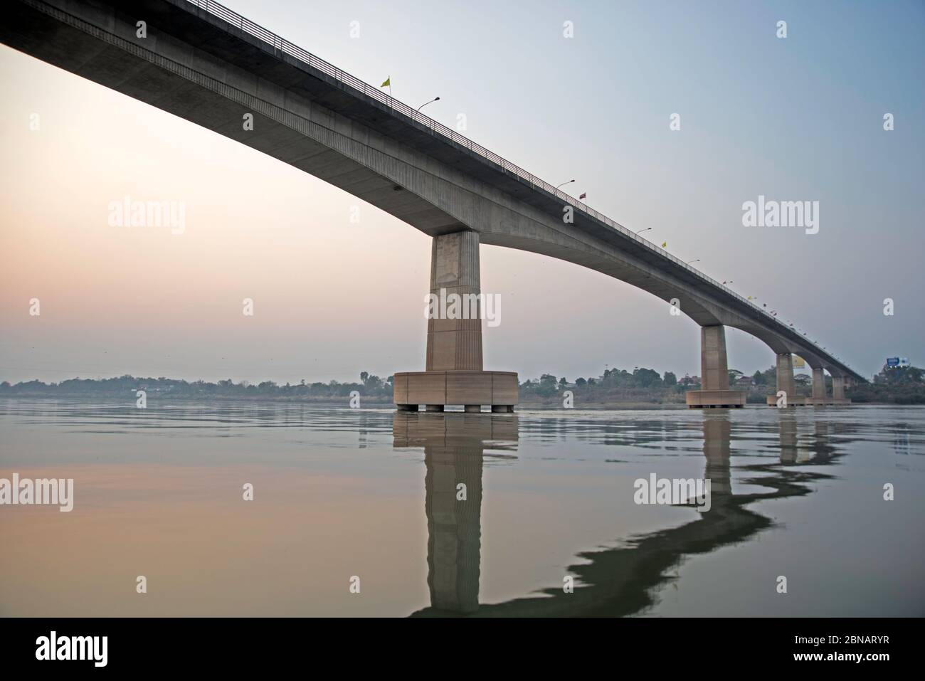 Freundschaftsbrücke über den Mekon Fluss, die Thailand mit Laos verbindet Stockfoto