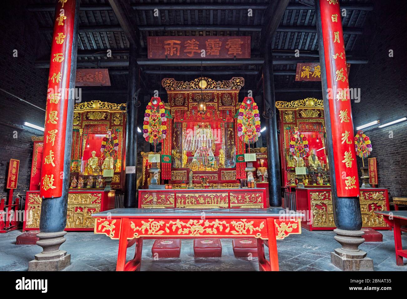 Hauptaltar im Seng Wong Tempel, erbaut 1908. Macau, China. Stockfoto