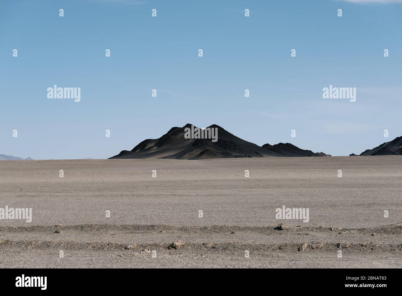 Karge Berge auf felsiger Wüstenlandschaft Stockfoto