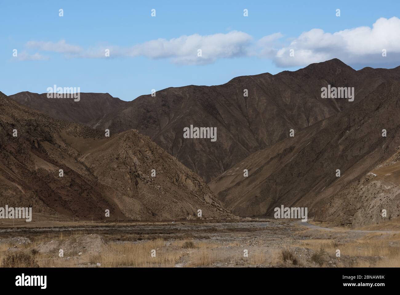 Karge Berge auf felsiger Wüstenlandschaft Stockfoto