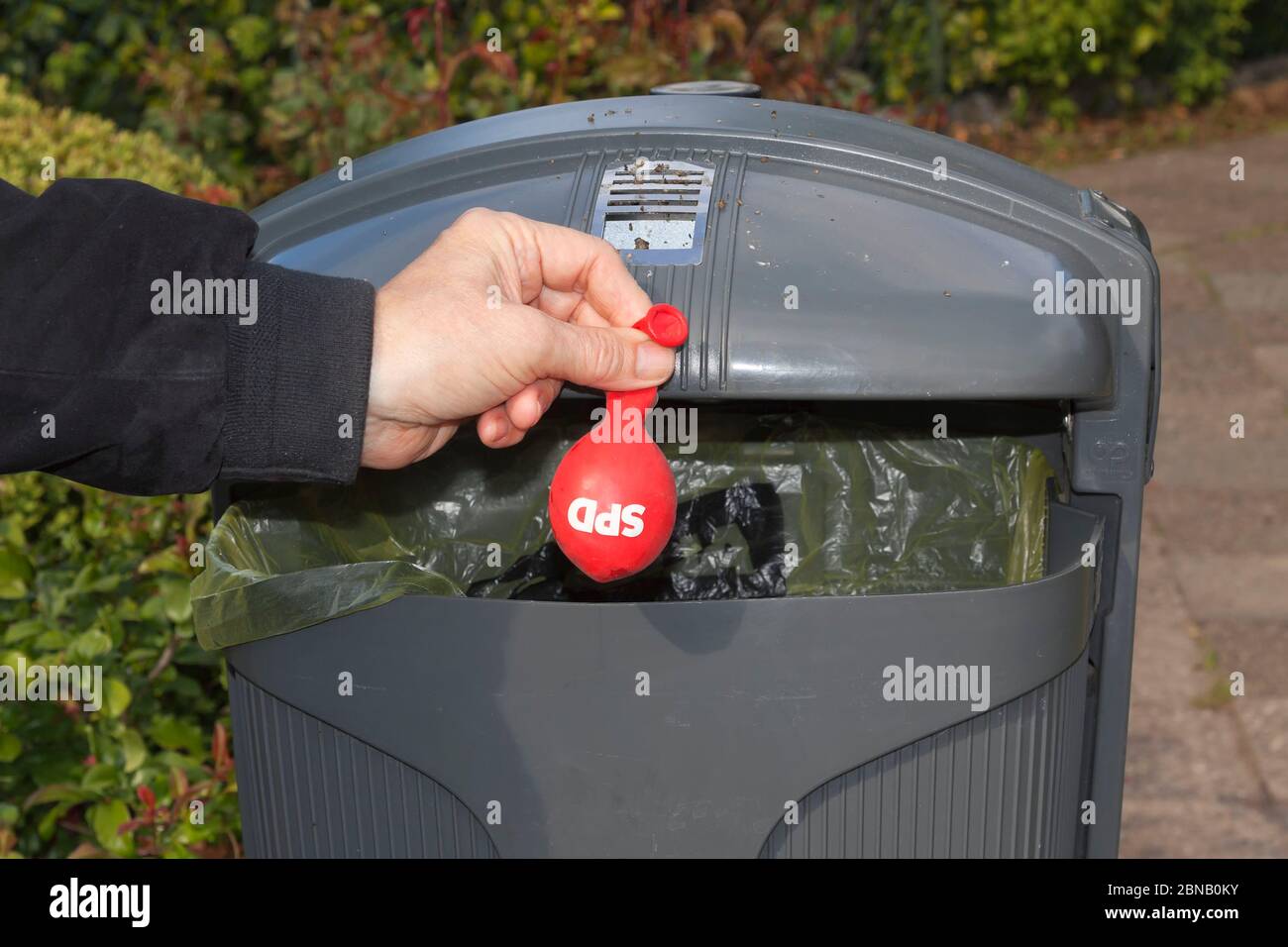 Ballon der SPD wird entsorgt, symbolisches Foto für Parteiausstieg und Wahlergebnis Stockfoto