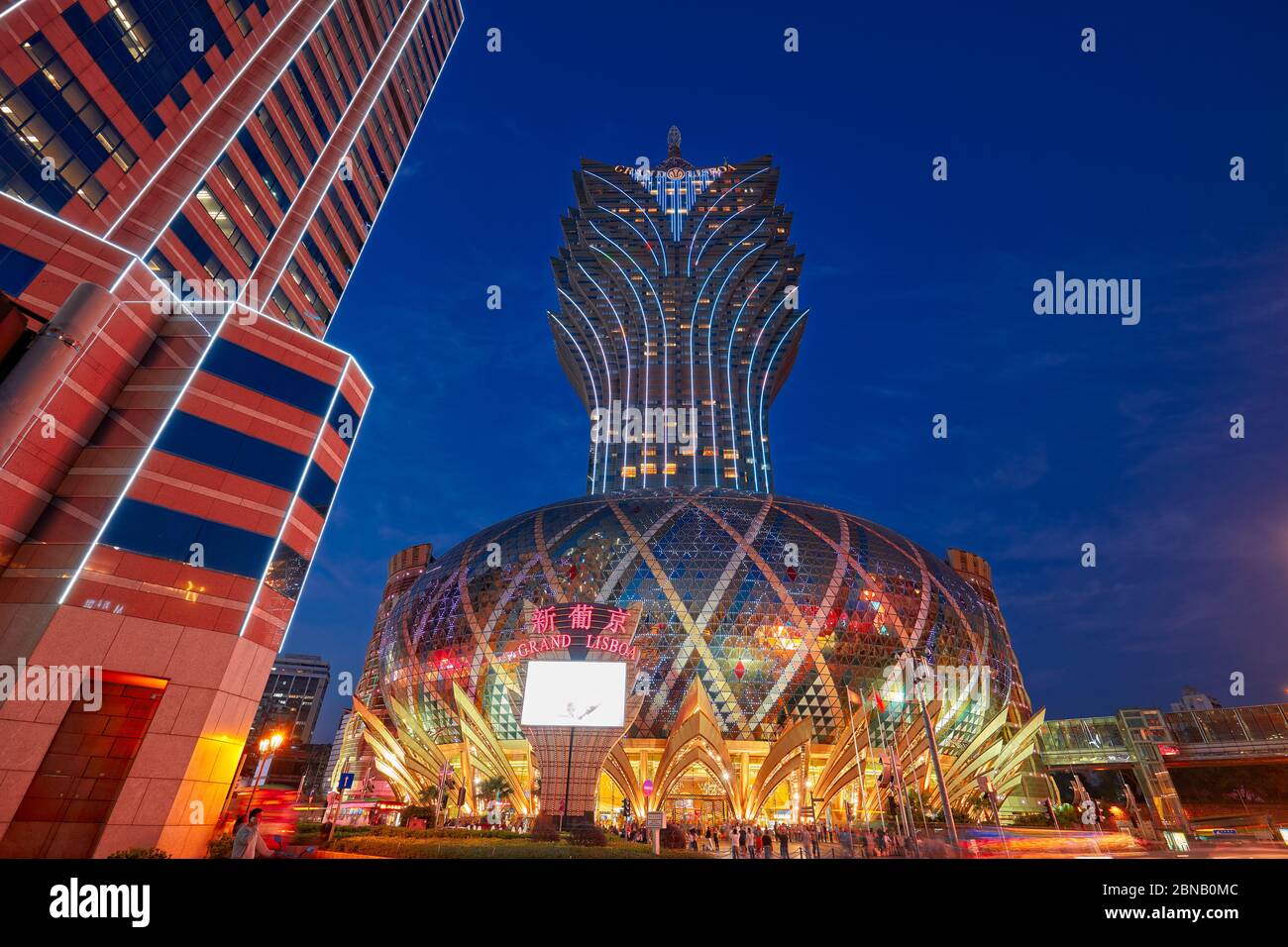 Das farbenfrohe Gebäude des Hotels Grand Lisboa ist nachts beleuchtet. Macau, China. Stockfoto