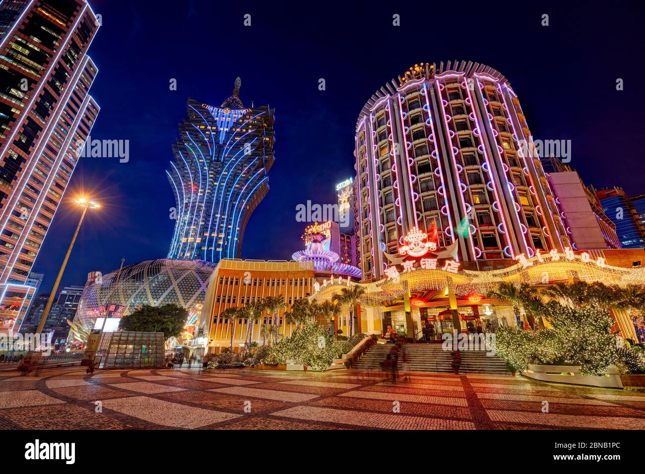 Hotels Lisboa und Grand Lisboa bei Nacht beleuchtet. Macau, China. Stockfoto