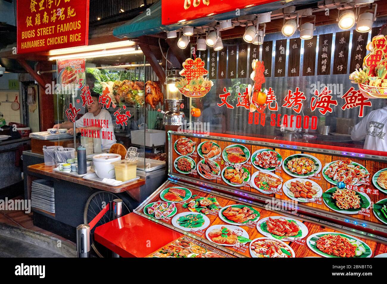 Traditioneller asiatischer Imbiss im Singapore Food Trail Hawker Center, Singapur. Stockfoto