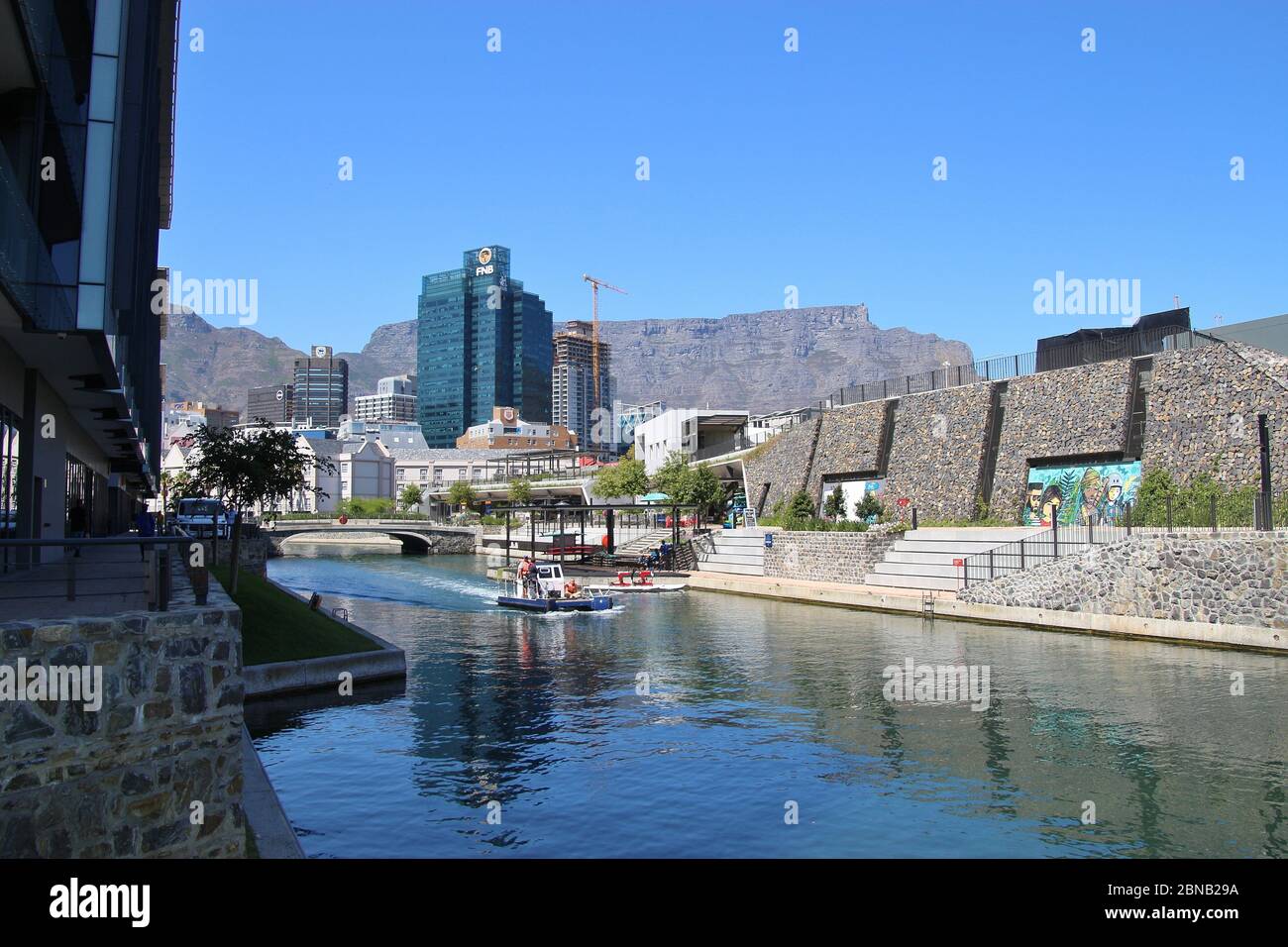 Canal und hohe Gebäude im Waterfront District von Kapstadt. Der Tafelberg im Hintergrund. Südafrika, Afrika. Stockfoto